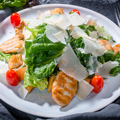 Салат Цезарь с курицей