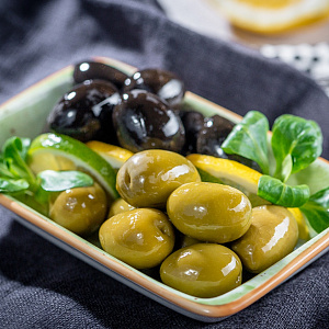 Маслины и оливки